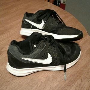 Nike Downshifter 7 boys' sneakers